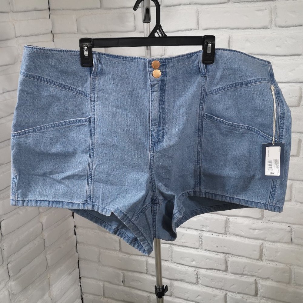 NWT Universal Thread Ladies Size 22W Light Wash High Rise Midi Shorts